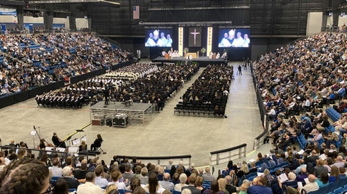 '한국전의 예수' 에밀 카폰 신부 장례 미사에 모인 추모객들               [트위터 게시물 캡처]